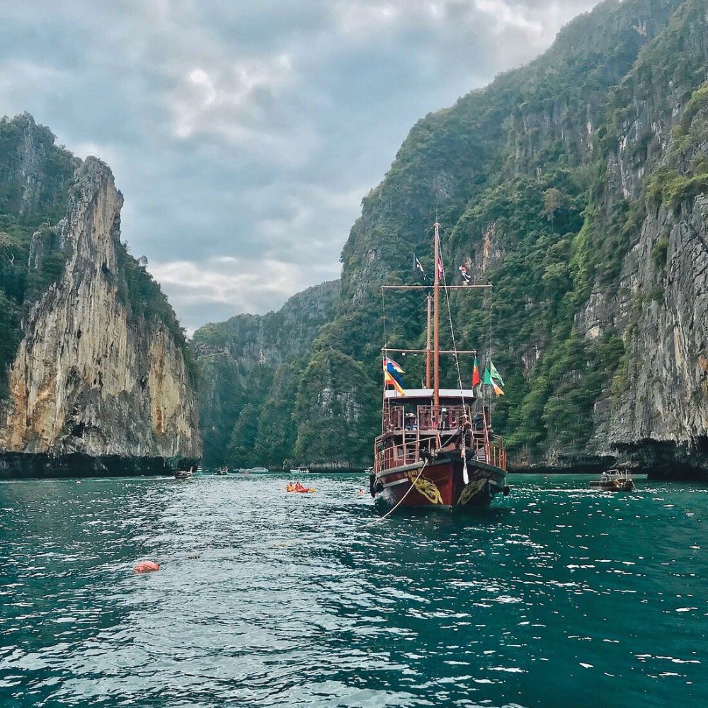 phi phi pirate ship located in pilleh lagoon koh phi phi tour