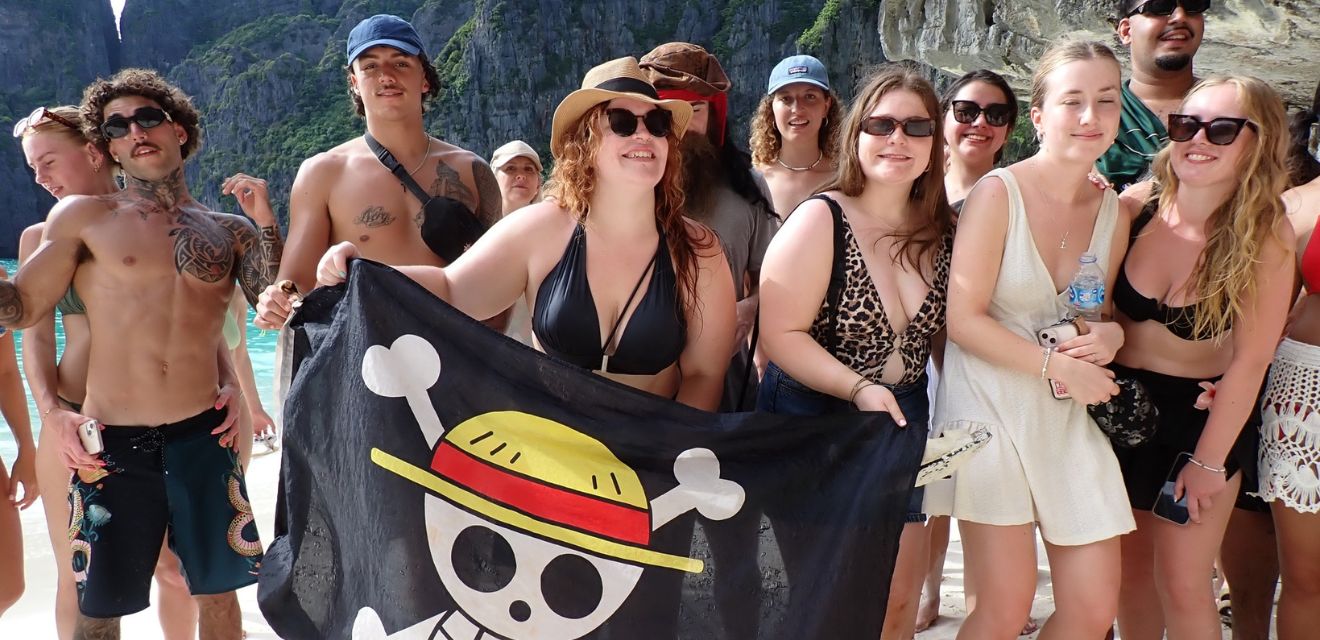 pirate boat koh phi phi group photo on the beach