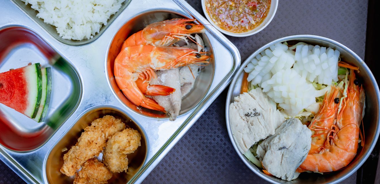 food tray sea food shrimp buffet packed lunch included on similan island shared speedboat tour